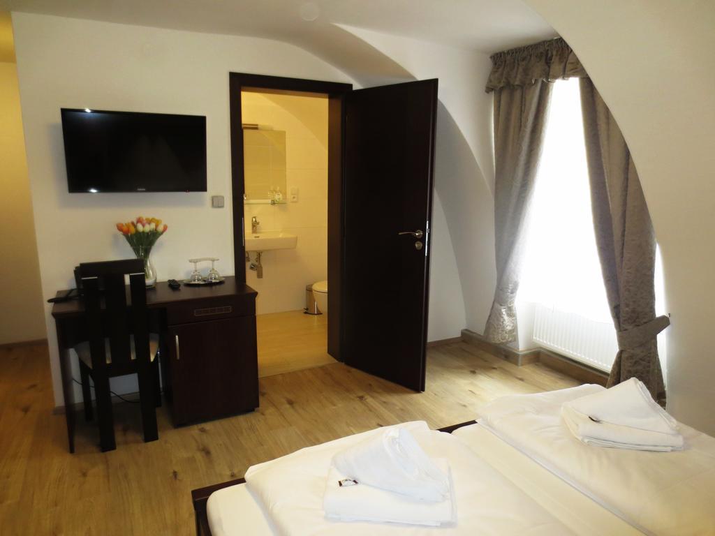 Hotel Hubertus Valtice Zimmer foto