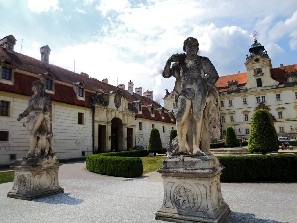 Hotel Hubertus Valtice Exterior foto