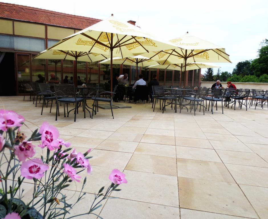 Hotel Hubertus Valtice Exterior foto