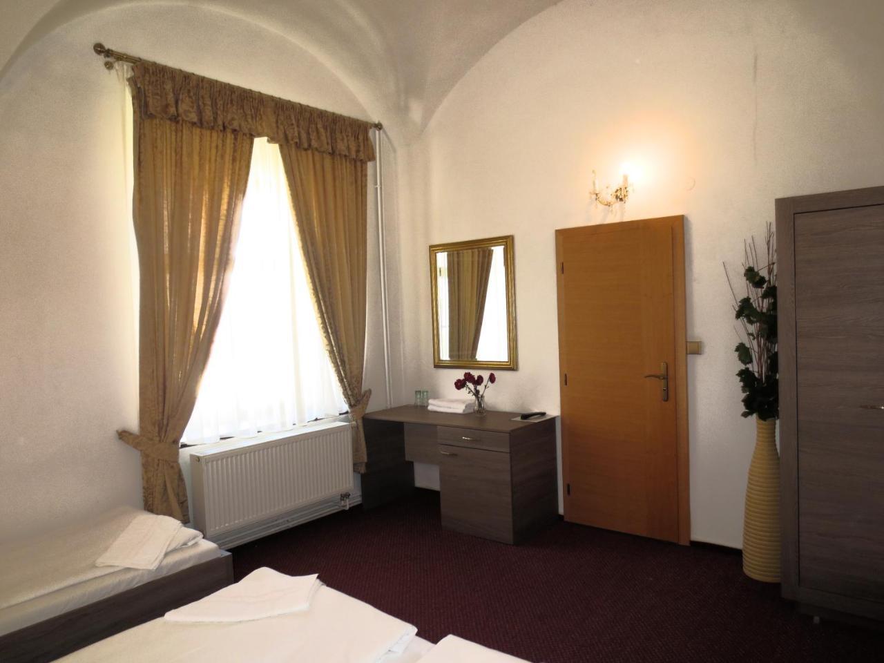Hotel Hubertus Valtice Exterior foto